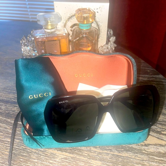Women’s 💚sunglasses 🕶️(Gucci)💚 - Picture 4 of 11